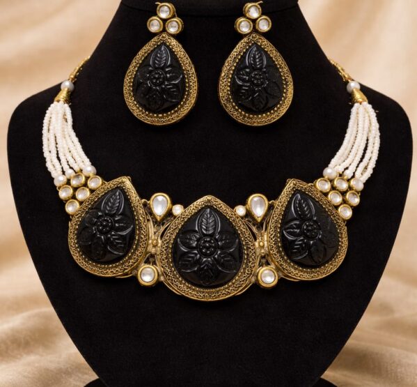 Carved Statement Kundan Necklace Set