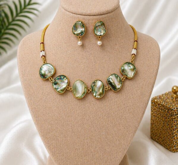 Emerald Aura Mother of Pearl Necklace Set