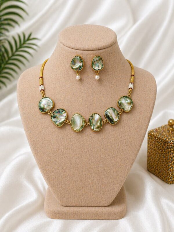 Emerald Aura Mother of Pearl Necklace Set