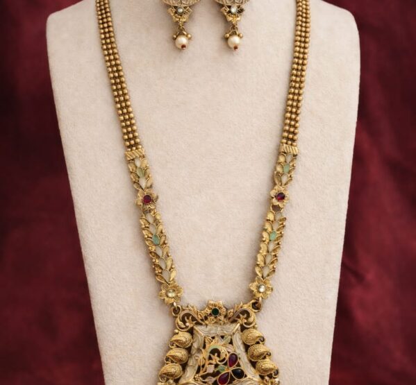 Royal Heritage Kundan Pendant Necklace Set